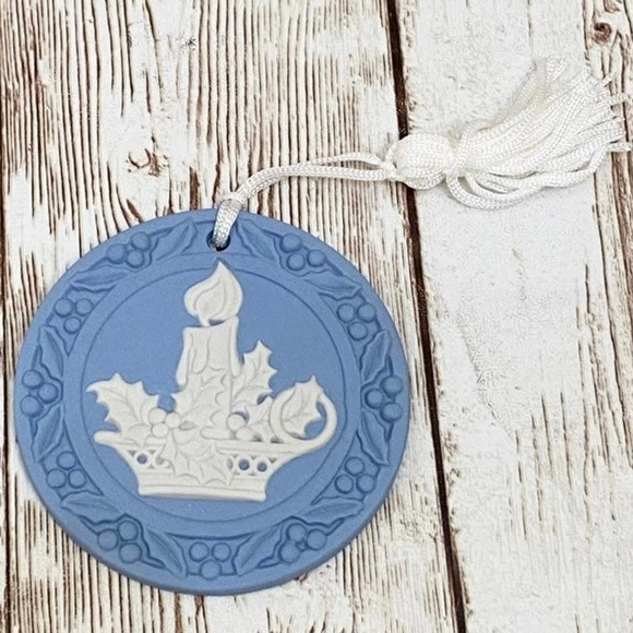Vintage WEDGWOOD Blue JasperWare Christmas Candle Holly Boxed Christmas Ornament - Picture 5 of 10